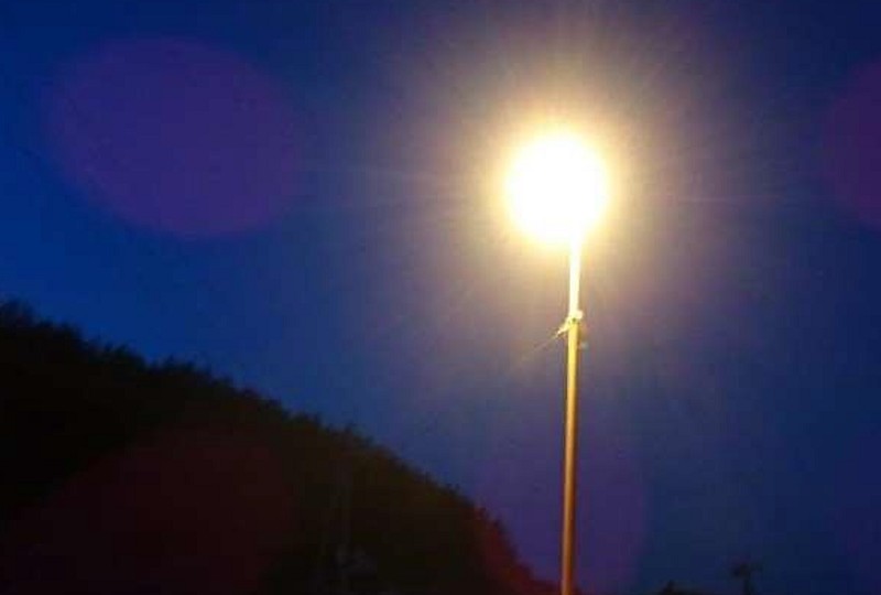 田舎道ひときわ輝く街灯