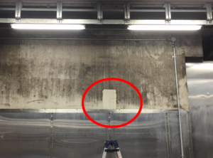 壁面の一部の汚れを拭き取りデモンストレーション